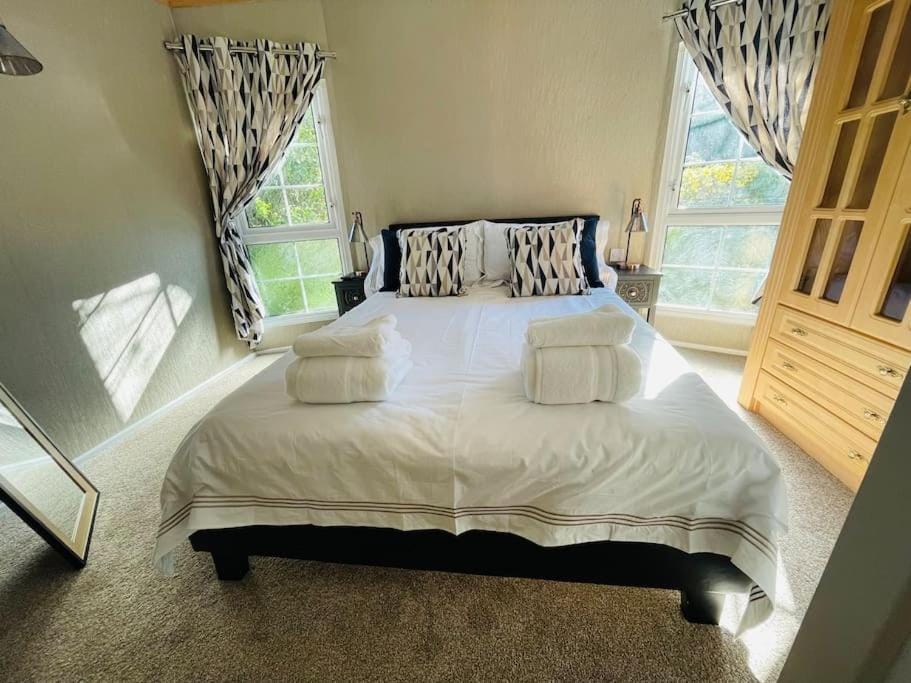Bedroom, towels, wardrobe