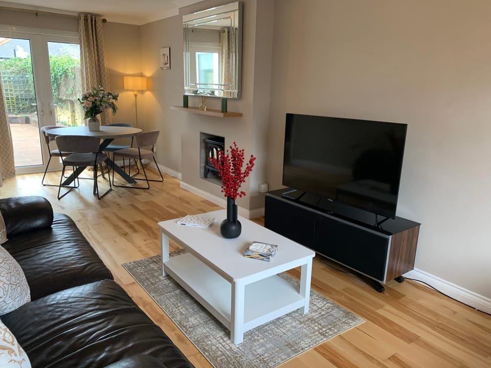 TV and multimedia, Living room, Dining area