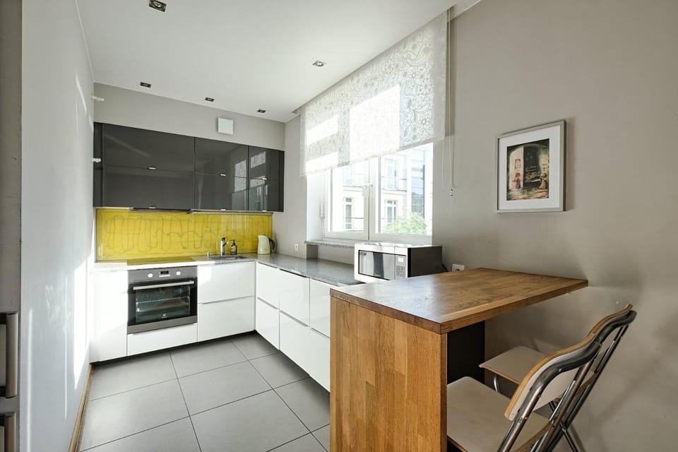 Kitchen or kitchenette, Dining area, microwave, oven, stove