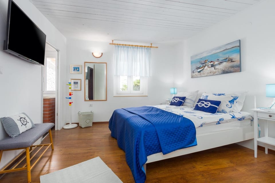 Bed, TV and multimedia, Photo of the whole room, Bedroom