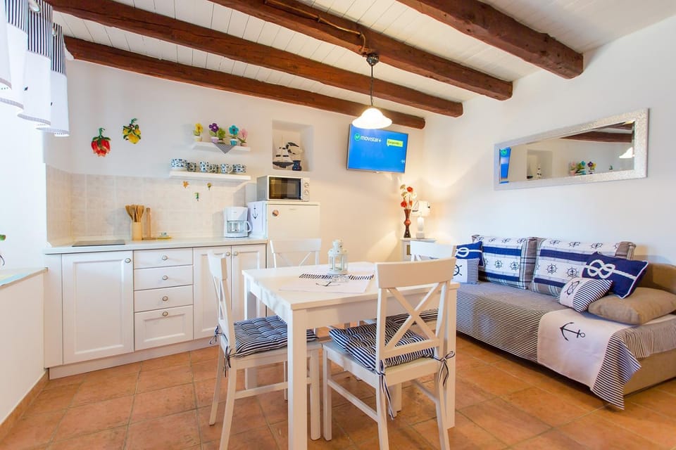 Kitchen or kitchenette, Living room, Seating area, Dining area