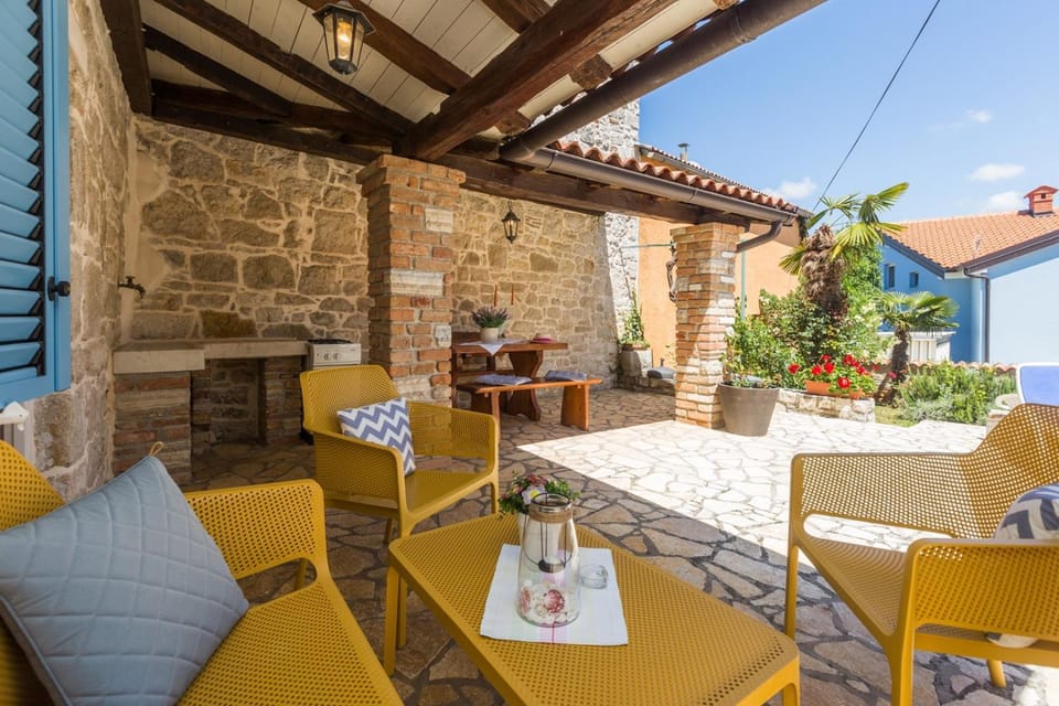 Property building, Garden, Balcony/Terrace, Seating area