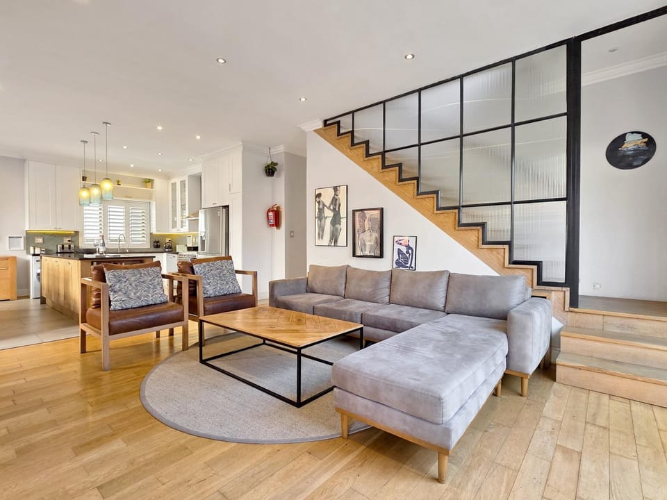 Kitchen or kitchenette, Living room, Seating area, Dining area