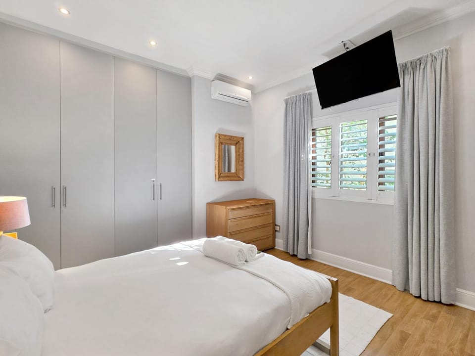 Bed, TV and multimedia, Photo of the whole room, Bedroom, wardrobe, air conditioner