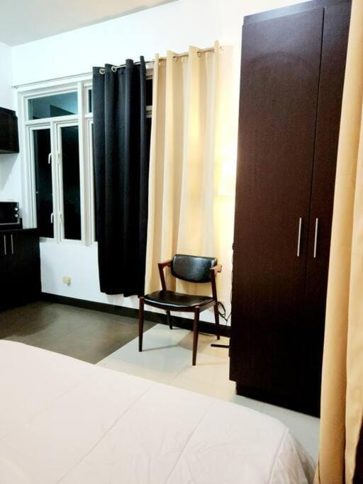 Property building, Communal lounge/ TV room, Bed, TV and multimedia, Photo of the whole room, Evening entertainment, Bedroom, wardrobe