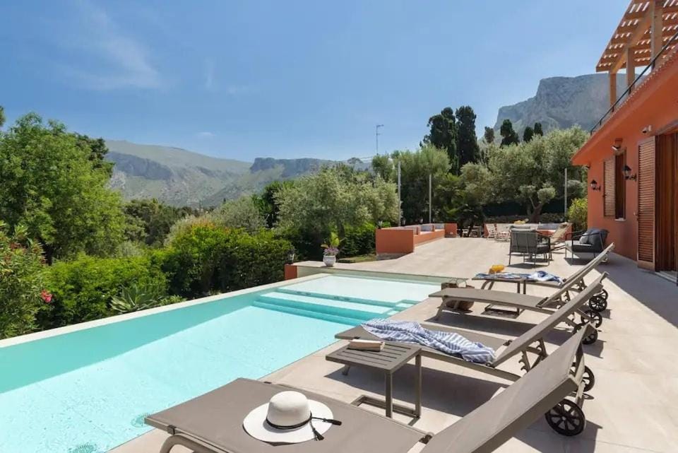 Seaside Villa 200m from the Beach with Heated Pool & Whirpool, Gargen Villa in Terrasini