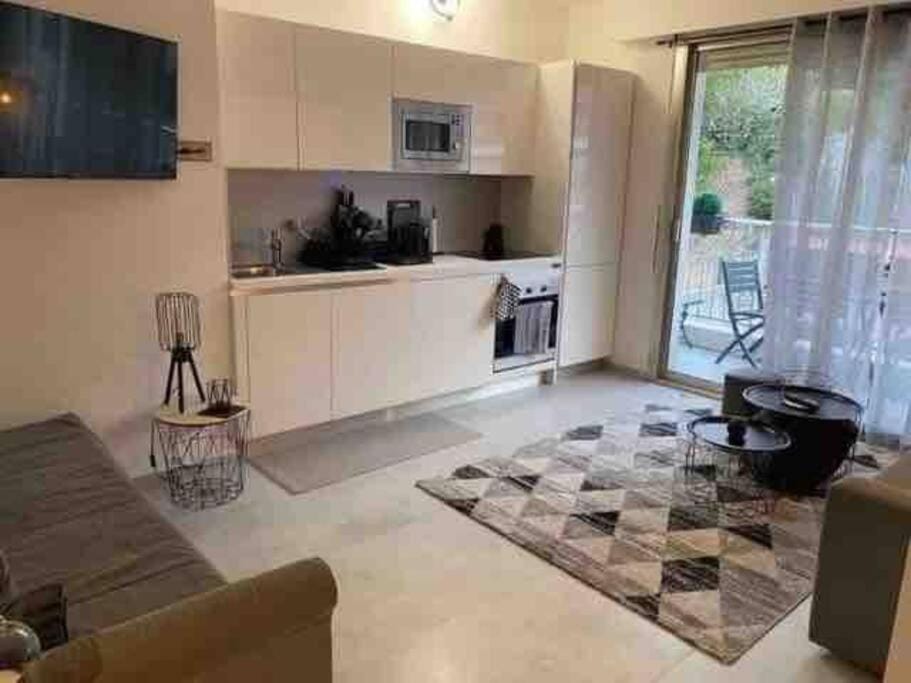 Kitchen or kitchenette, Dining area, oven, stove