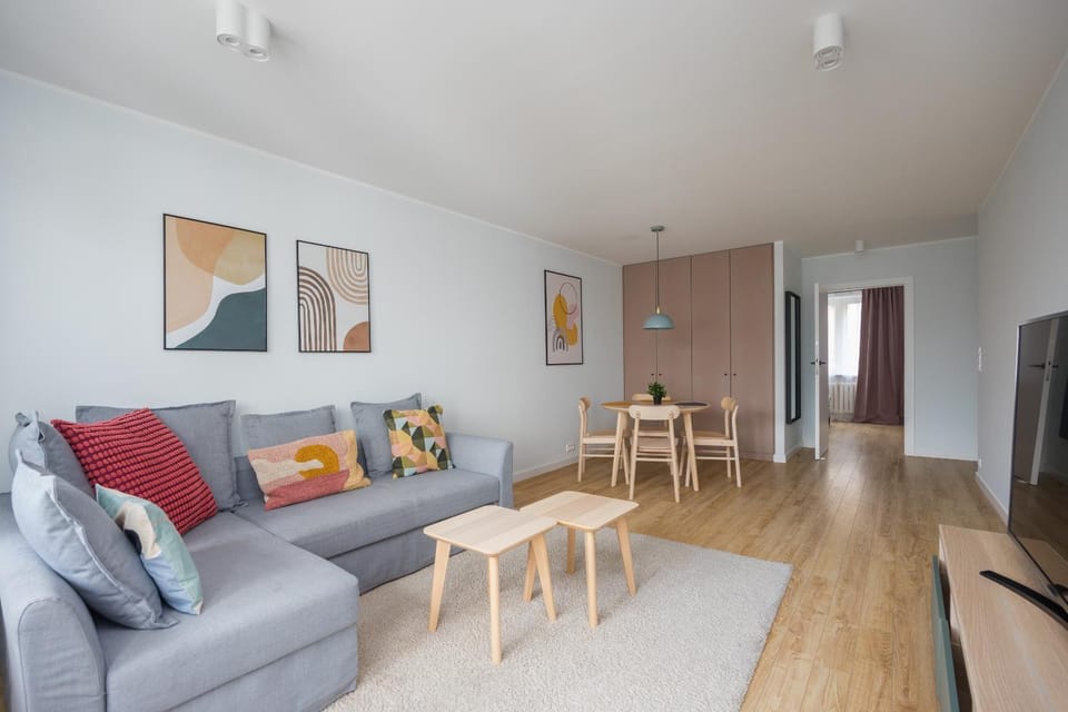 TV and multimedia, Living room, Seating area, Evening entertainment