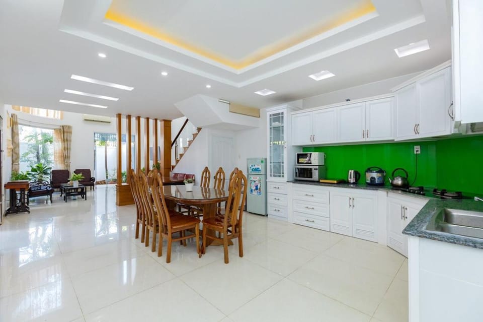 Kitchen or kitchenette, Dining area, stove