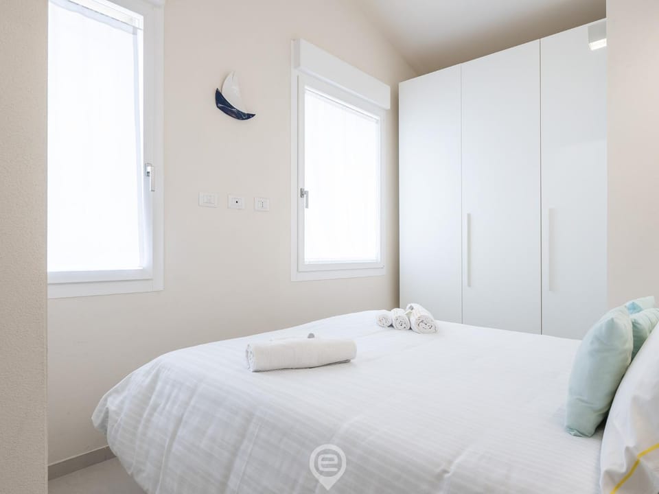 Bed, Photo of the whole room, Bedroom, towels, wardrobe