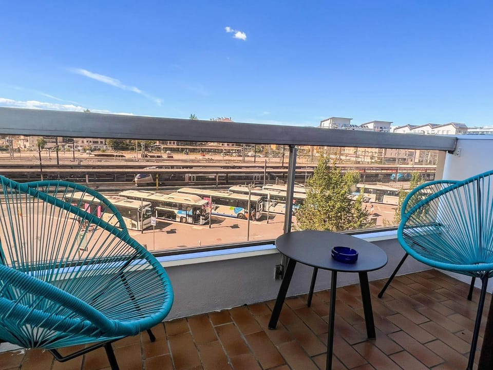 Patio, Day, Natural landscape, View (from property/room), Balcony/Terrace, Living room, Seating area, Dining area, Mountain view