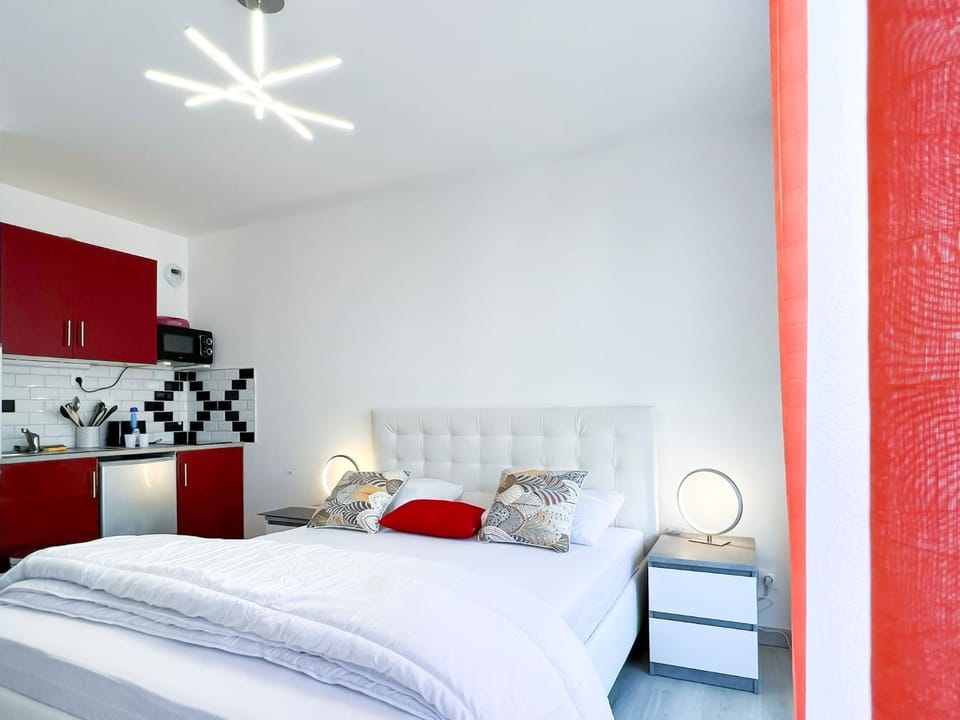 Bed, Kitchen or kitchenette, Photo of the whole room, Bedroom