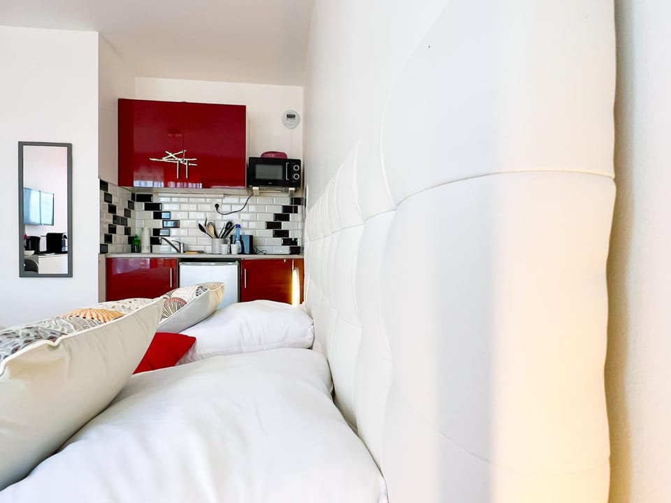 Bed, Kitchen or kitchenette, Photo of the whole room, Bedroom