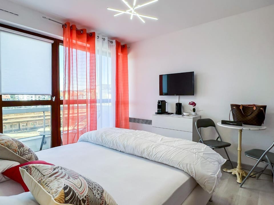 Communal lounge/ TV room, Bed, TV and multimedia, Living room, Photo of the whole room, Seating area, Dining area, Evening entertainment, Bedroom, fireplace, hair dresser