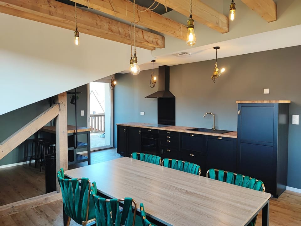 Kitchen or kitchenette, Dining area