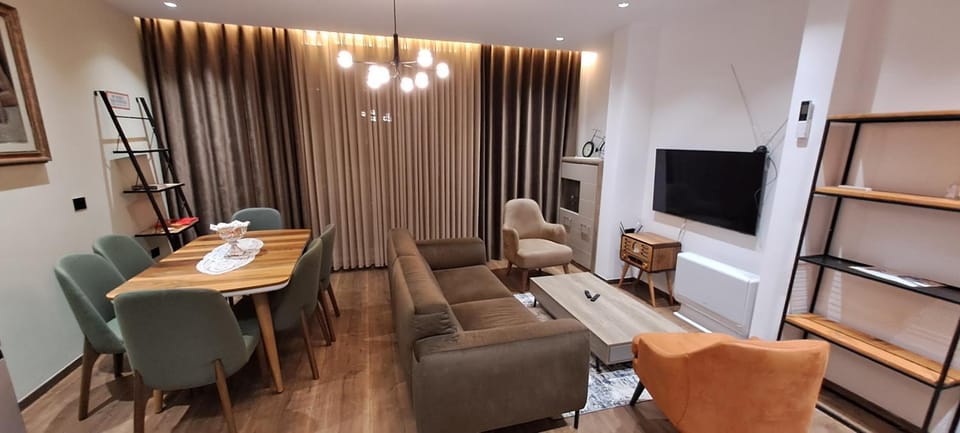 TV and multimedia, Seating area, Dining area