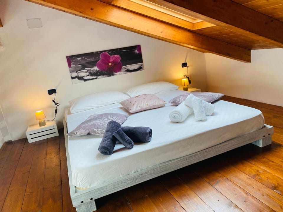 Bed, Photo of the whole room, Bedroom, towels