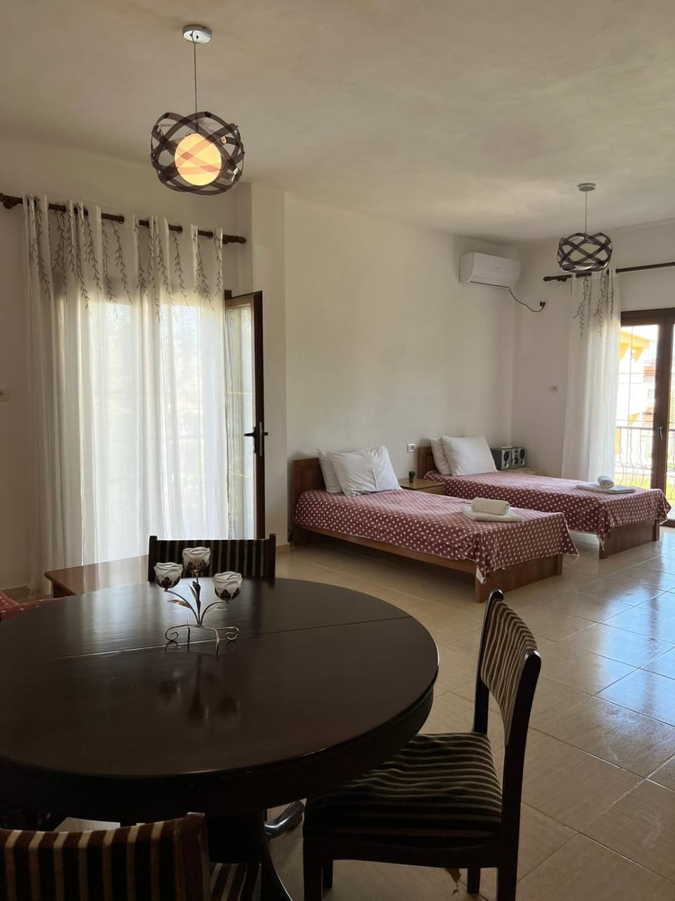 Bed, Seating area, Dining area