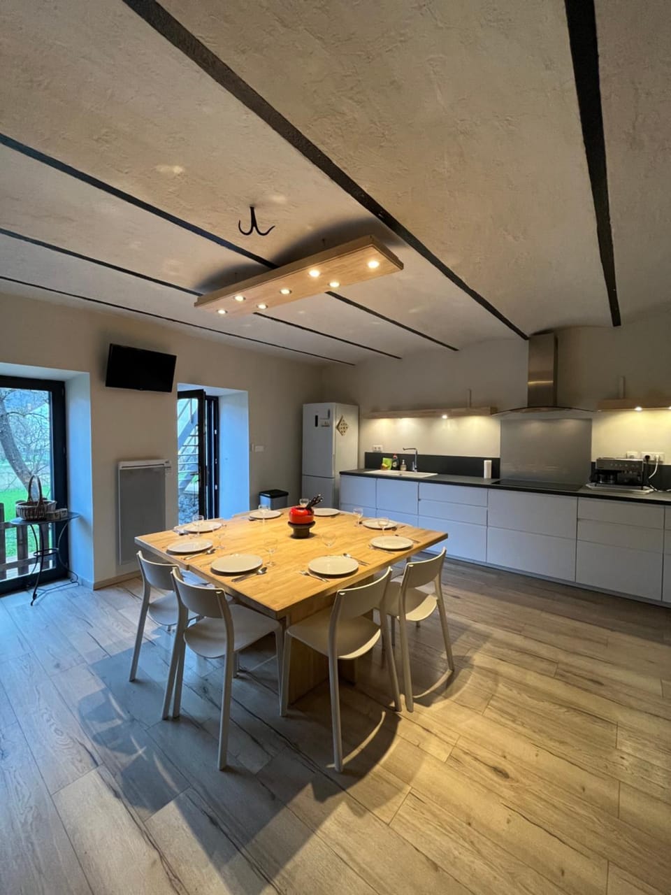 Kitchen or kitchenette, Dining area