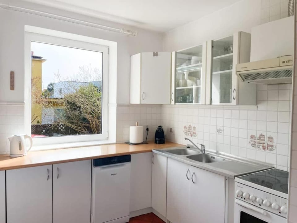 Coffee/tea facilities, Kitchen or kitchenette, dishwasher, microwave, oven