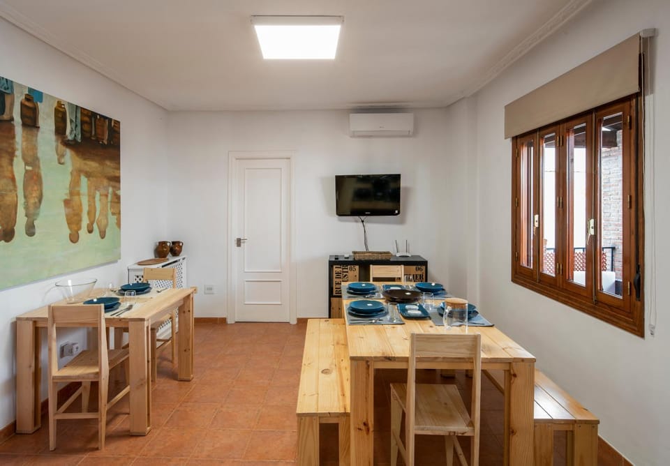 Seating area, Dining area, air conditioner