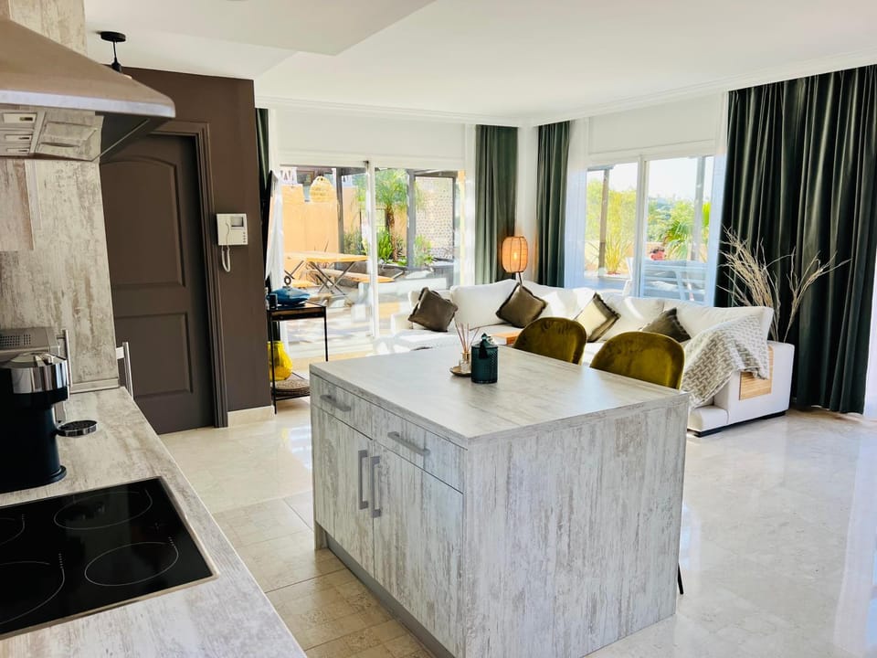 Kitchen or kitchenette, Seating area