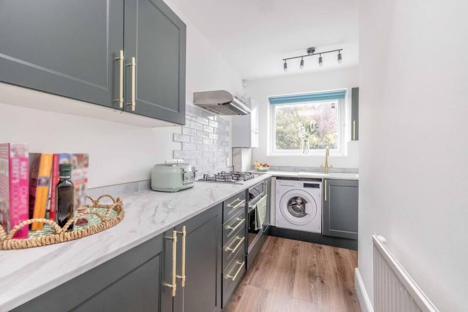 Coffee/tea facilities, Kitchen or kitchenette, dishwasher, oven, pet friendly, stove, toaster, washing machine