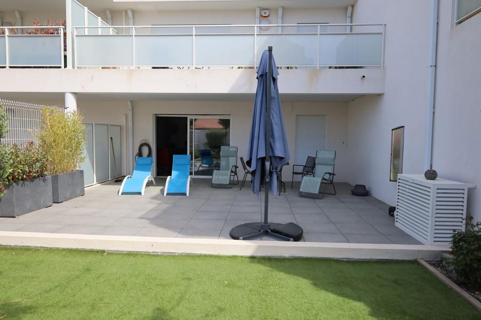 Balcony/Terrace, sunbed