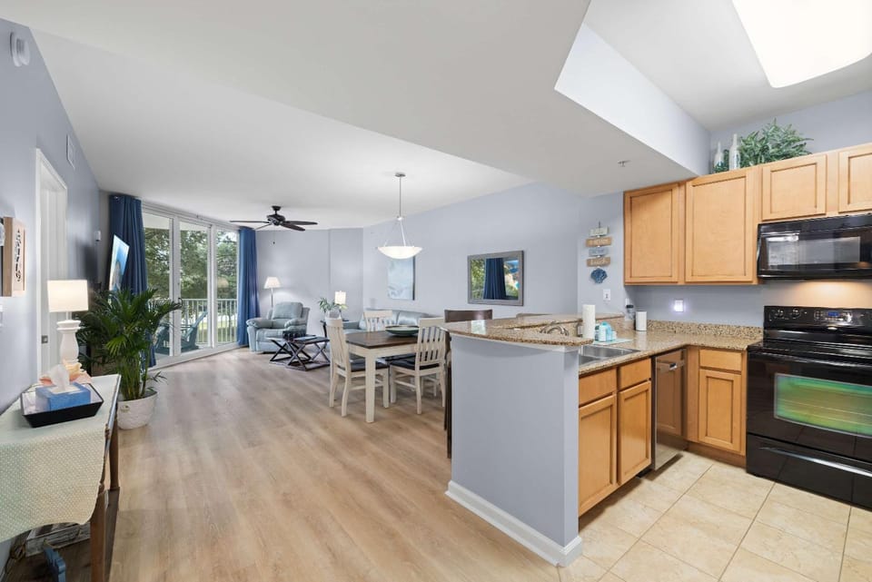 5 Star Resort 2BR 2 BATH King Suite Shuttle Pools Across from Beach 2208 House in Destin