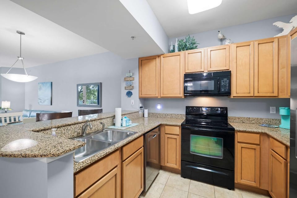 5 Star Resort 2BR 2 BATH King Suite Shuttle Pools Across from Beach 2208 House in Destin