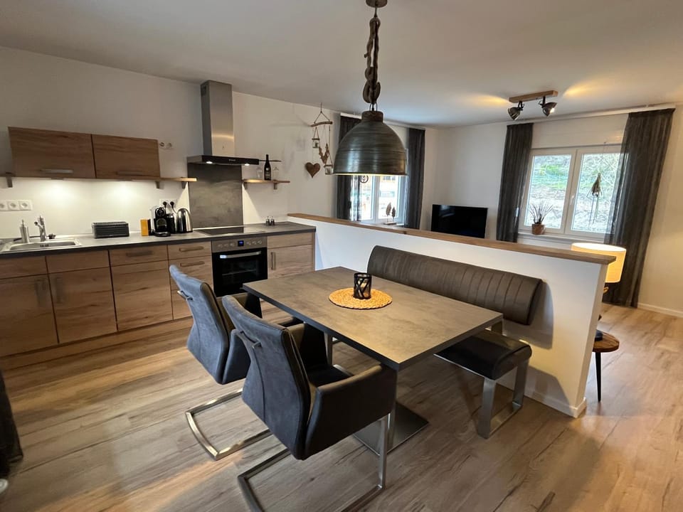 Kitchen or kitchenette, Dining area