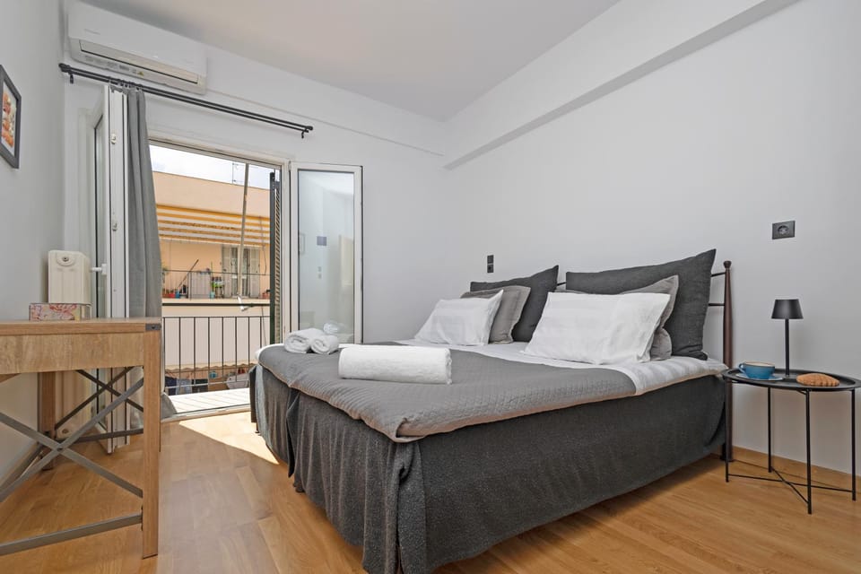 Photo of the whole room, Bedroom, towels