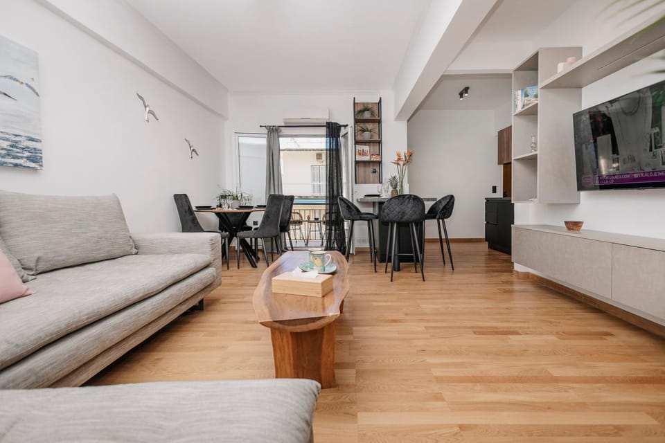 TV and multimedia, Kitchen or kitchenette, Living room, Seating area, Dining area
