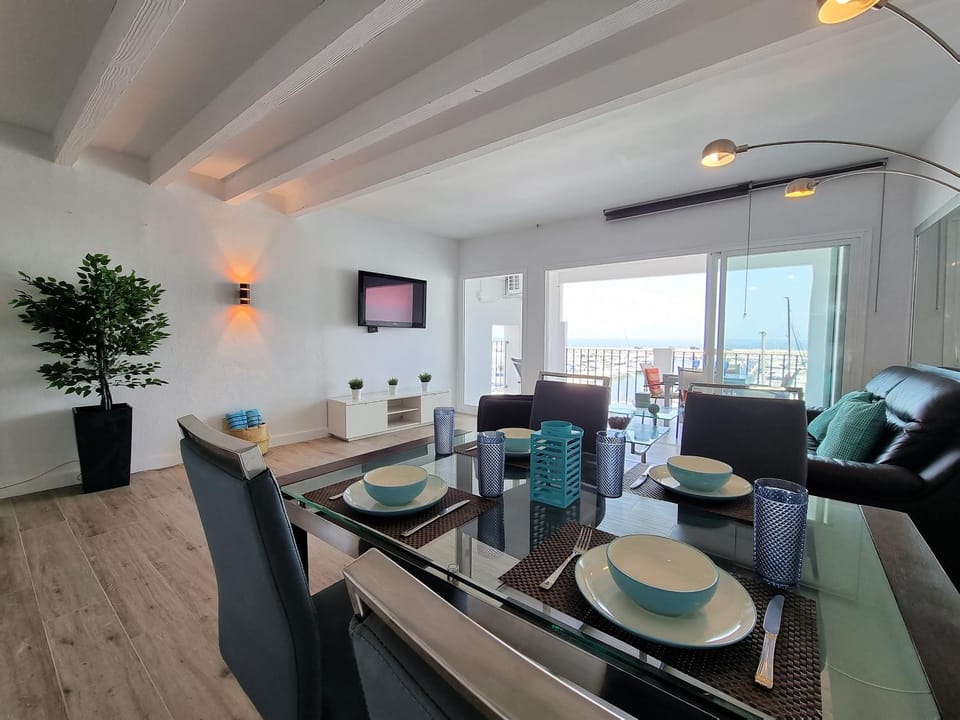TV and multimedia, Seating area, Dining area