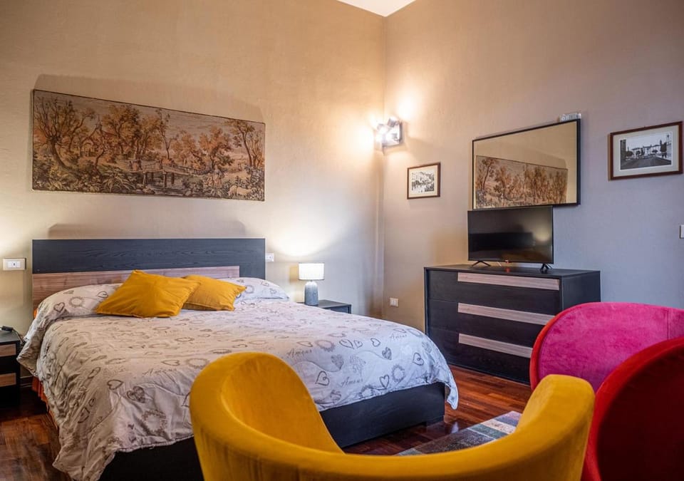 Bed, TV and multimedia, Bedroom