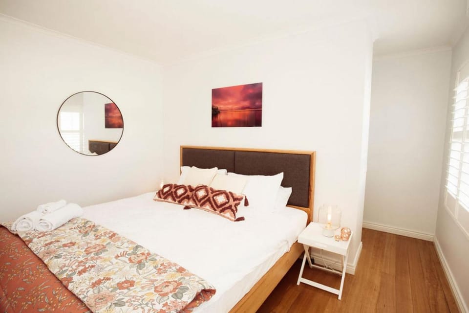 Beachside Getaway Bay Views North Shore VIC Sleeps 12 Free Wifi House in Geelong