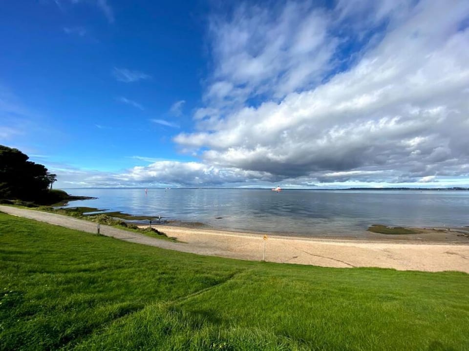 Beachside Getaway Bay Views North Shore VIC Sleeps 12 Free Wifi House in Geelong