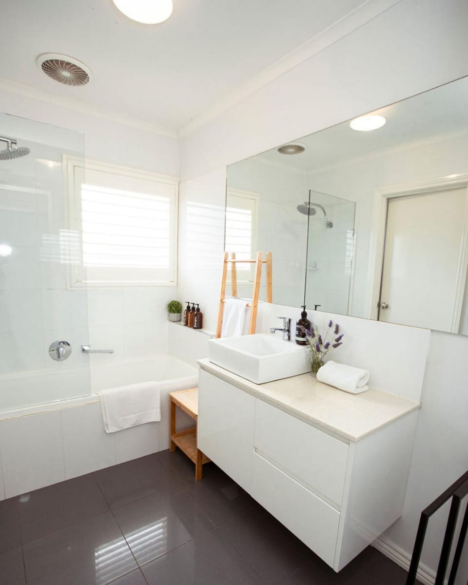 Beachside Getaway Bay Views North Shore VIC Sleeps 12 Free Wifi House in Geelong