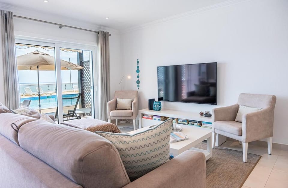 TV and multimedia, Living room, Seating area, Evening entertainment, Pool view