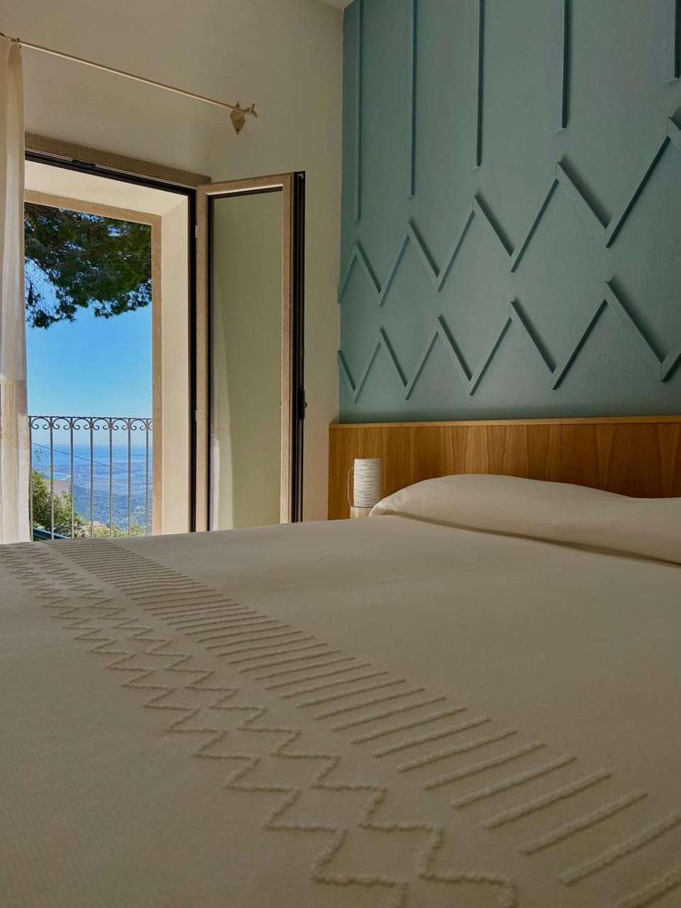 Bed, Natural landscape, Photo of the whole room, Bedroom, Sea view