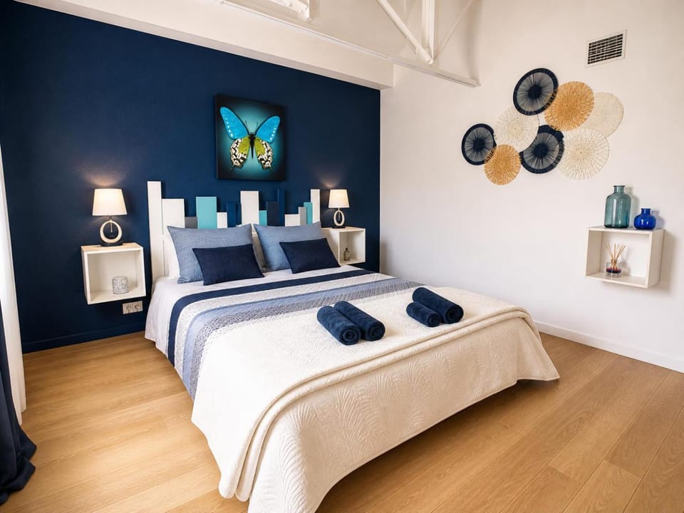 Bed, Night, Photo of the whole room, Bedroom, internet, towels, air conditioner