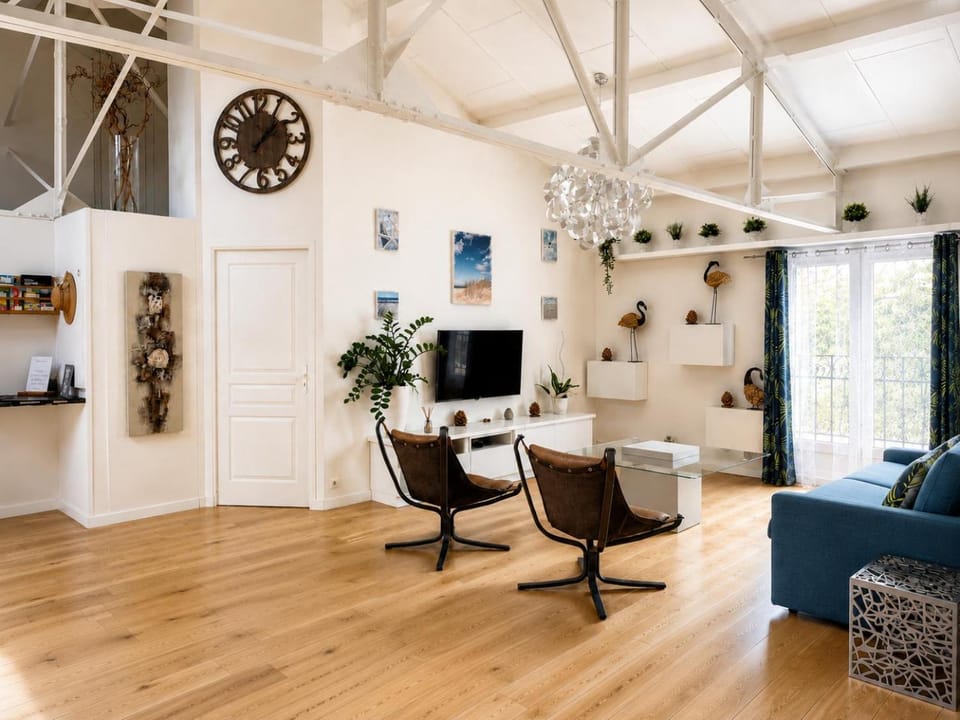 TV and multimedia, Living room, Seating area, internet, air conditioner