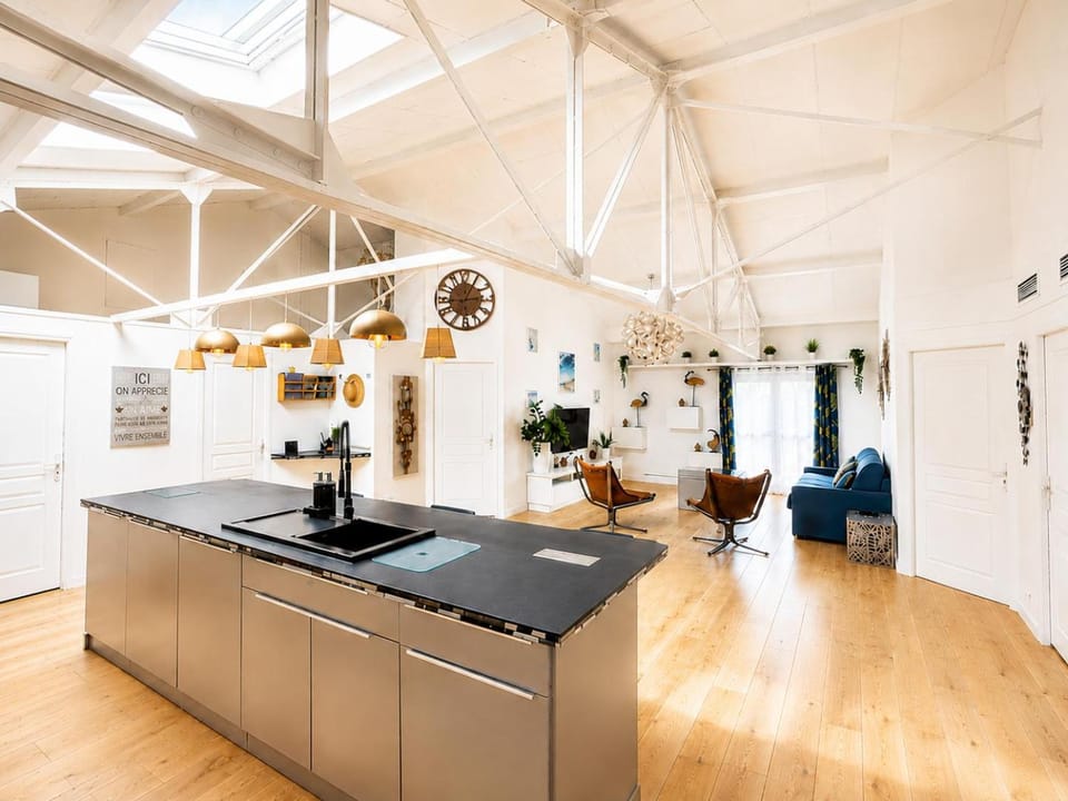TV and multimedia, Living room, Seating area, Dining area, internet, kitchen, air conditioner
