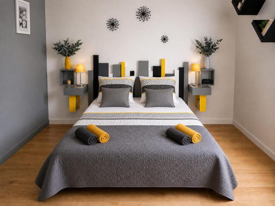 Bed, Night, Photo of the whole room, Bedroom, internet, towels, air conditioner