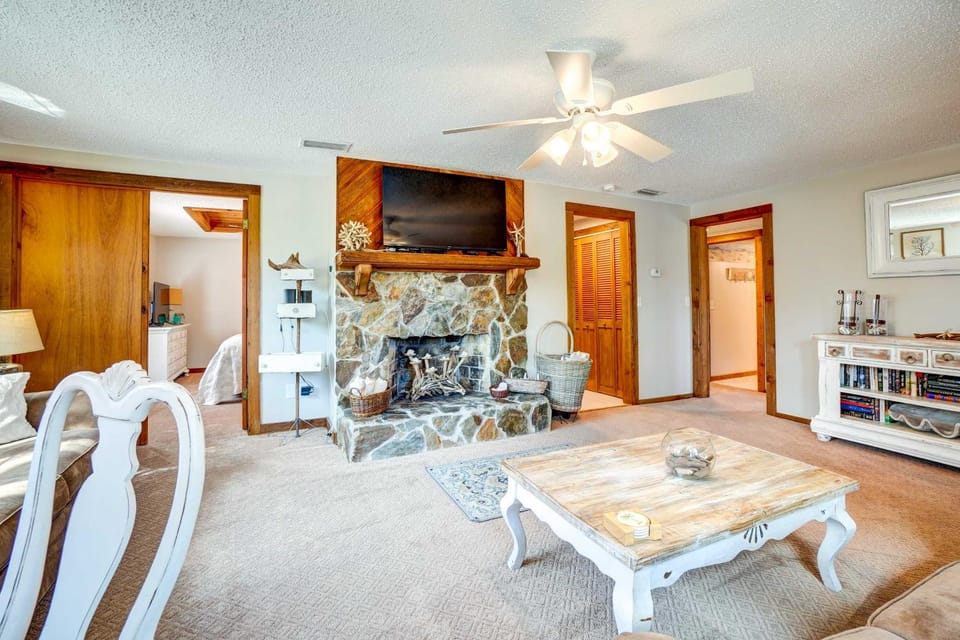 Indian Rocks Beach Cottage, Walk to Beach! House in Indian Rocks Beach