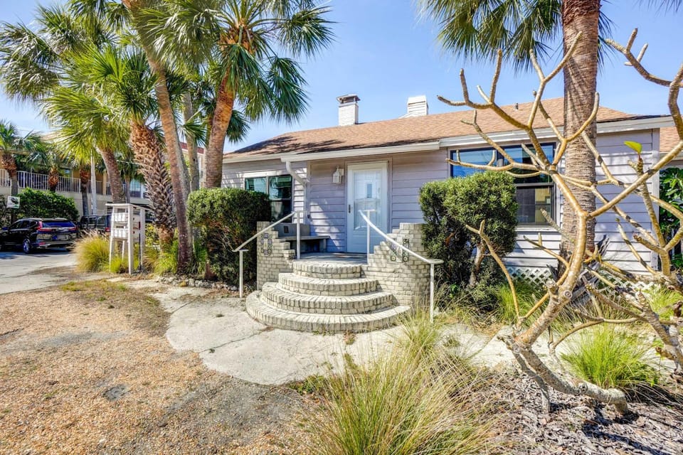 Indian Rocks Beach Cottage, Walk to Beach! House in Indian Rocks Beach