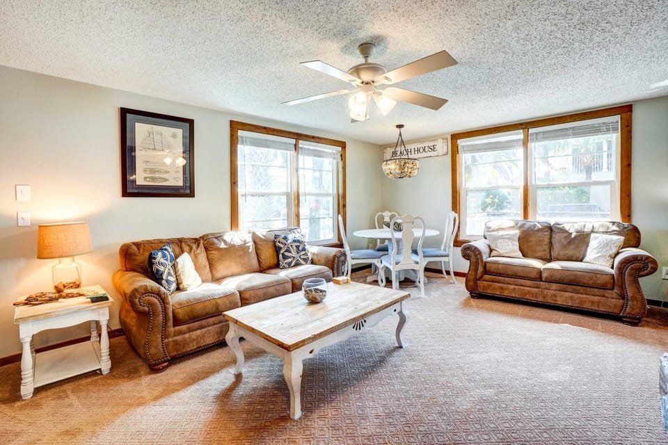 Indian Rocks Beach Cottage, Walk to Beach! House in Indian Rocks Beach