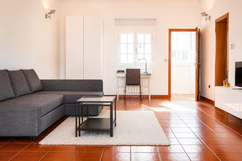 TV and multimedia, Living room, Seating area, internet, air conditioner