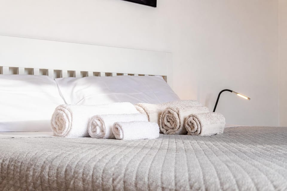 Bed, Bedroom, internet, towels, air conditioner