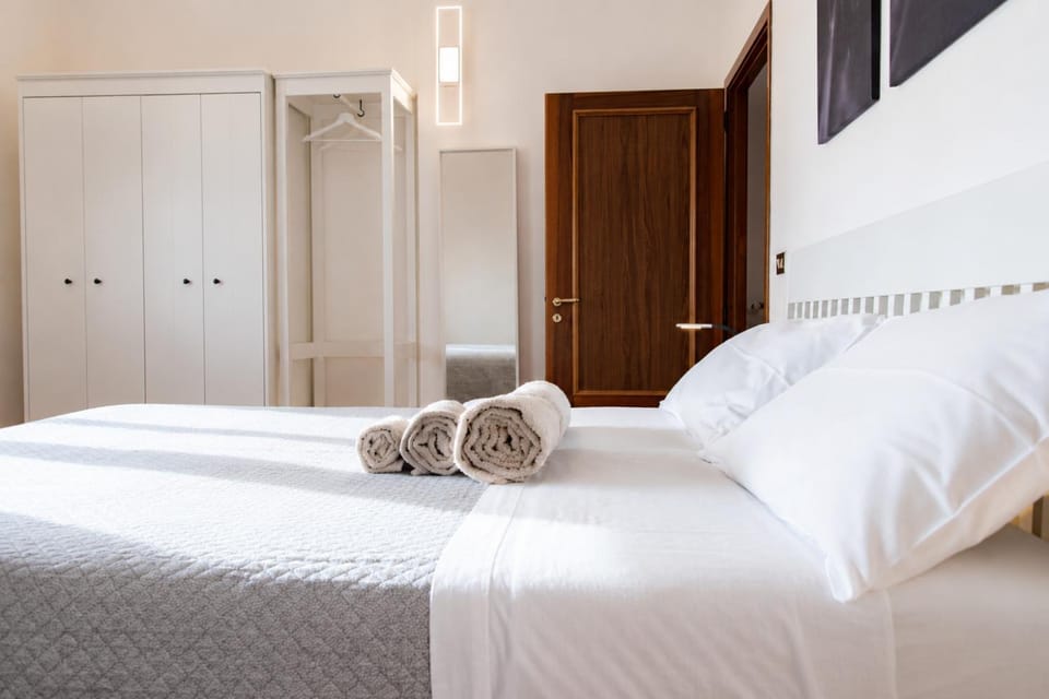 Bed, Bedroom, internet, towels, air conditioner